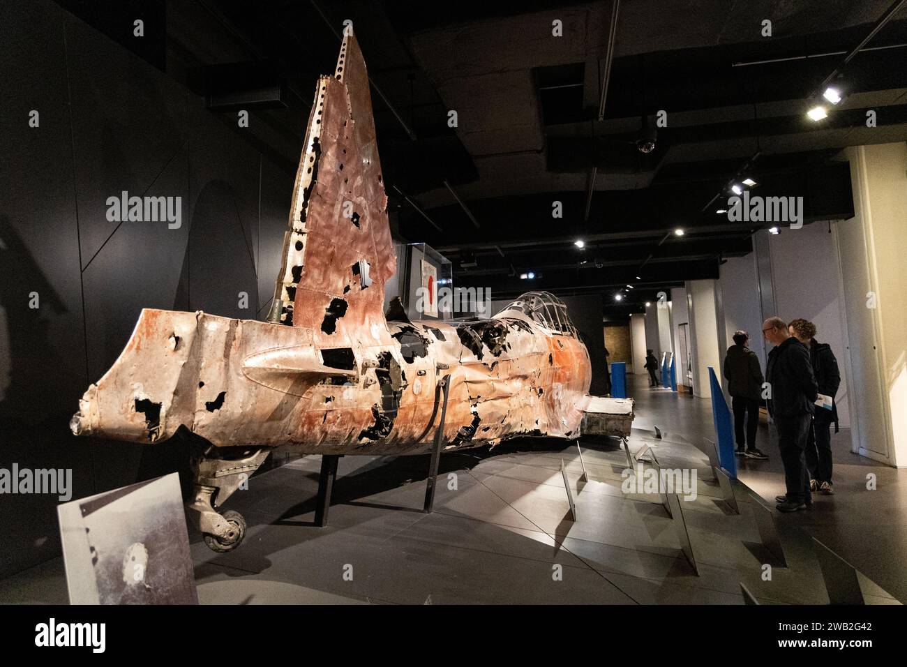 Rostiges Wrack eines Mitsubishi A6M 'Zero' Jagdflugzeugs, das auf der Insel Taroaat im Imperial war Museum in London, England gefunden wurde Stockfoto