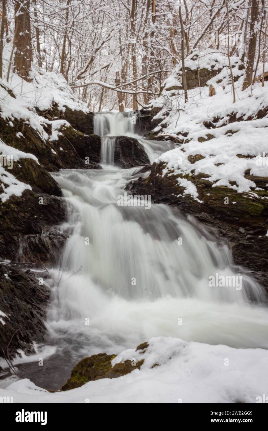Langzeitfoto des verschneiten Wasserfalls Stockfoto