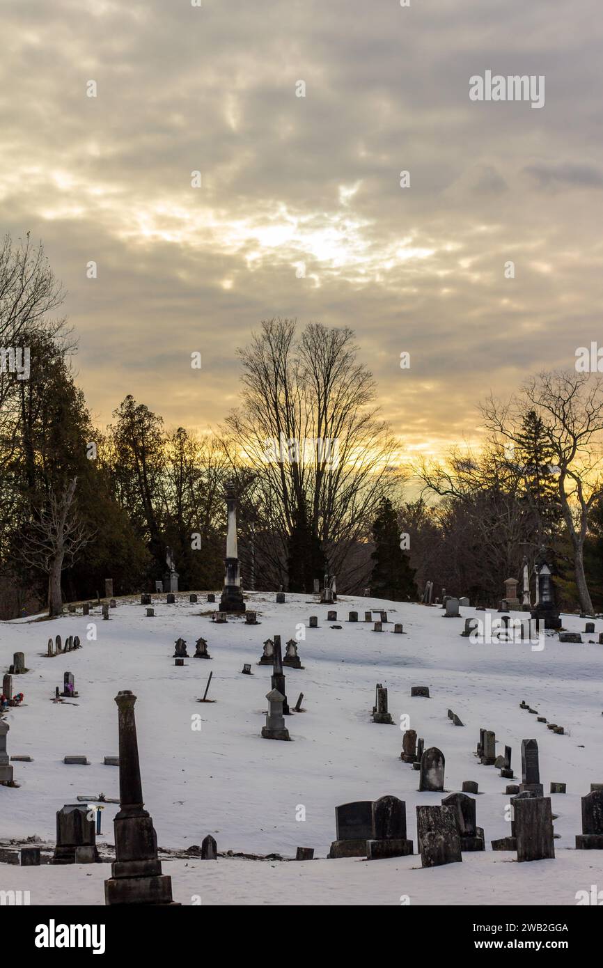 Blick auf den Friedhof Hügel bei Sonnenuntergang Stockfoto