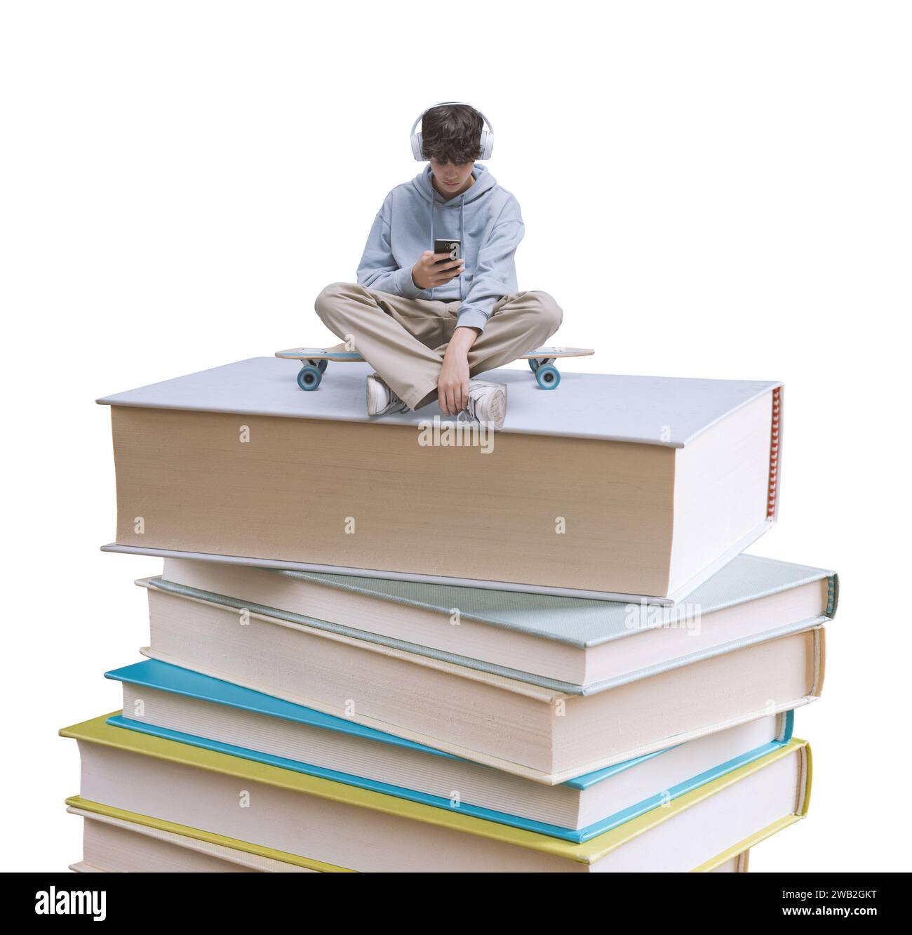 Junge Schülerin, die ein Smartphone benutzt und auf einem Bücherstapel sitzt: Online-Lern- und Bildungskonzept Stockfoto