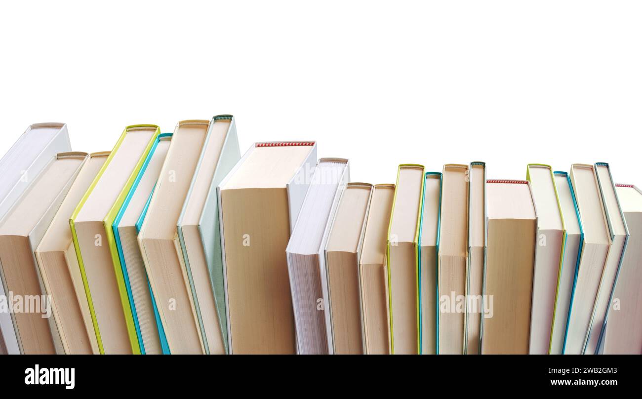 Viele Bücher sind in Warteschlangen und leeren Kopierräumen angeordnet, Lese- und Lernkonzepte Stockfoto