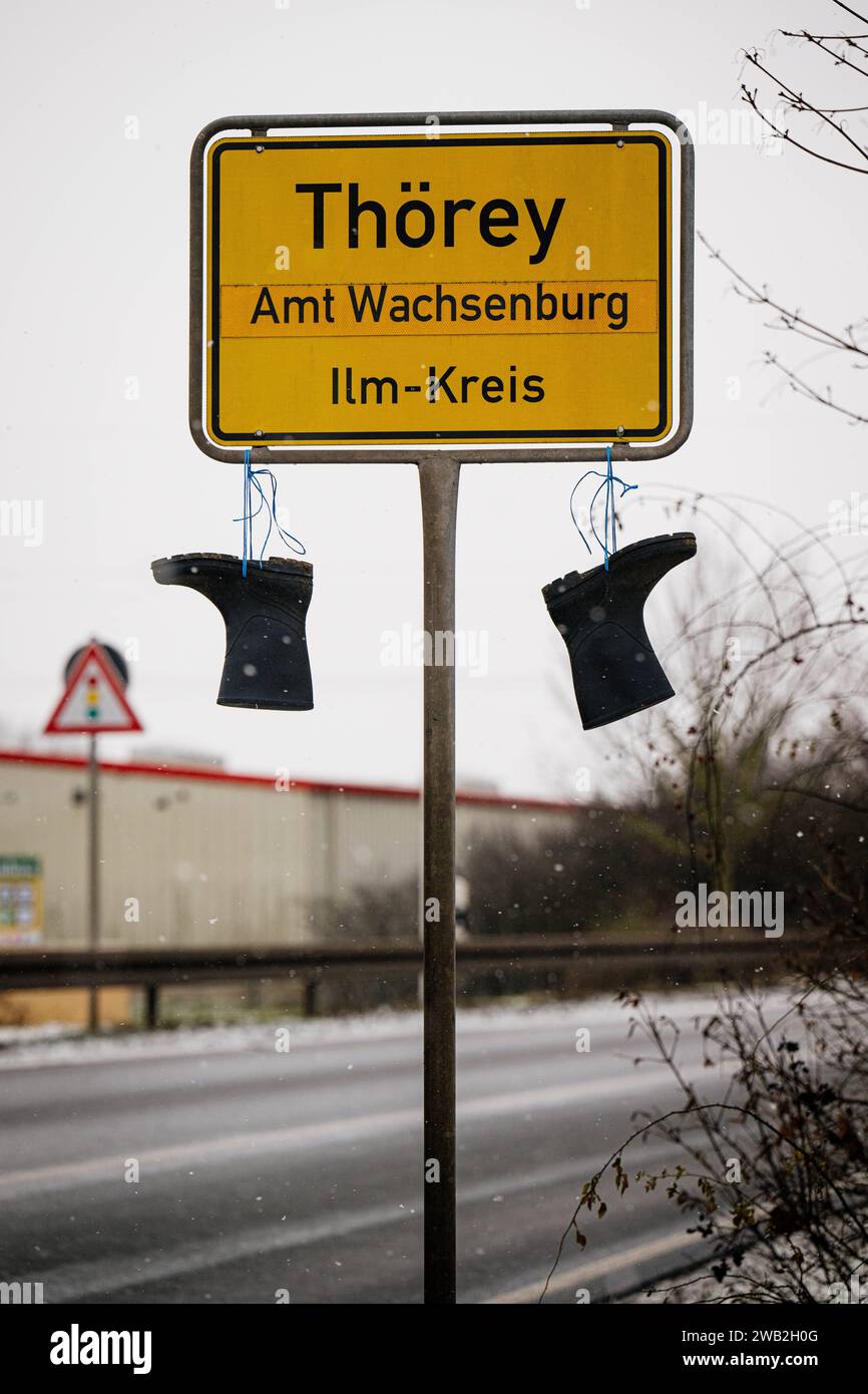 Spannende Schuhe An Ortsschild Hangen Bilder