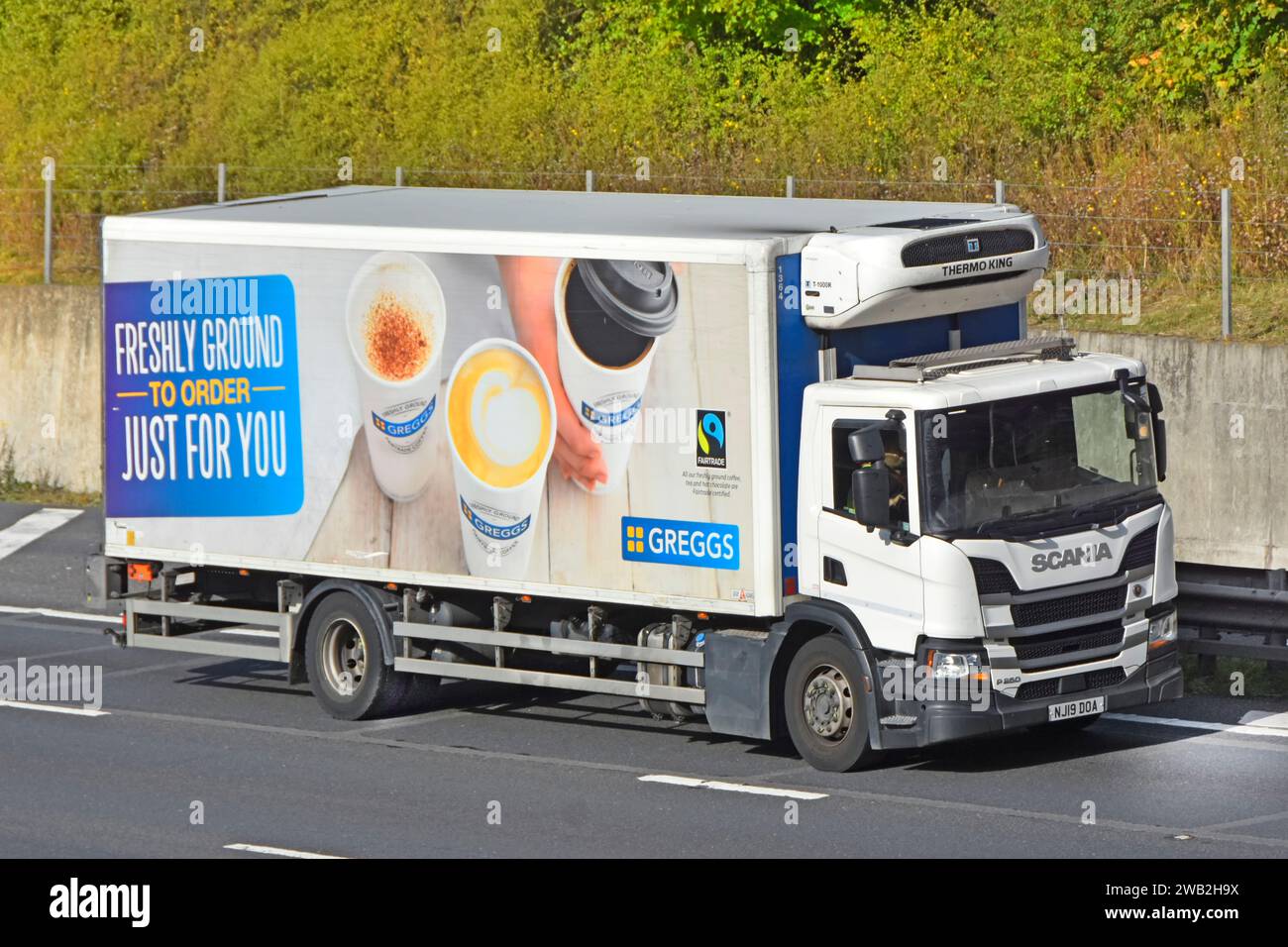 Greggs Ground Coffee Graphics Scania P250 Lieferwagen Thermo King Kältemaschine Chereau gekühlte starre Karosserie auf der britischen Autobahn M25 Stockfoto