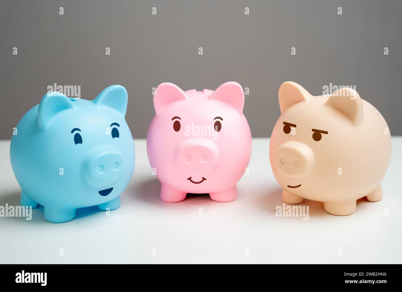 Tris Piggy Banks unterhalten sich. Nachrichten und Ereignisse in der Wirtschaft. Einlagen und Spareinlagen. Versteckte Chancen und Hacks im Bankgeschäft und bei Werbeaktionen. Se Stockfoto