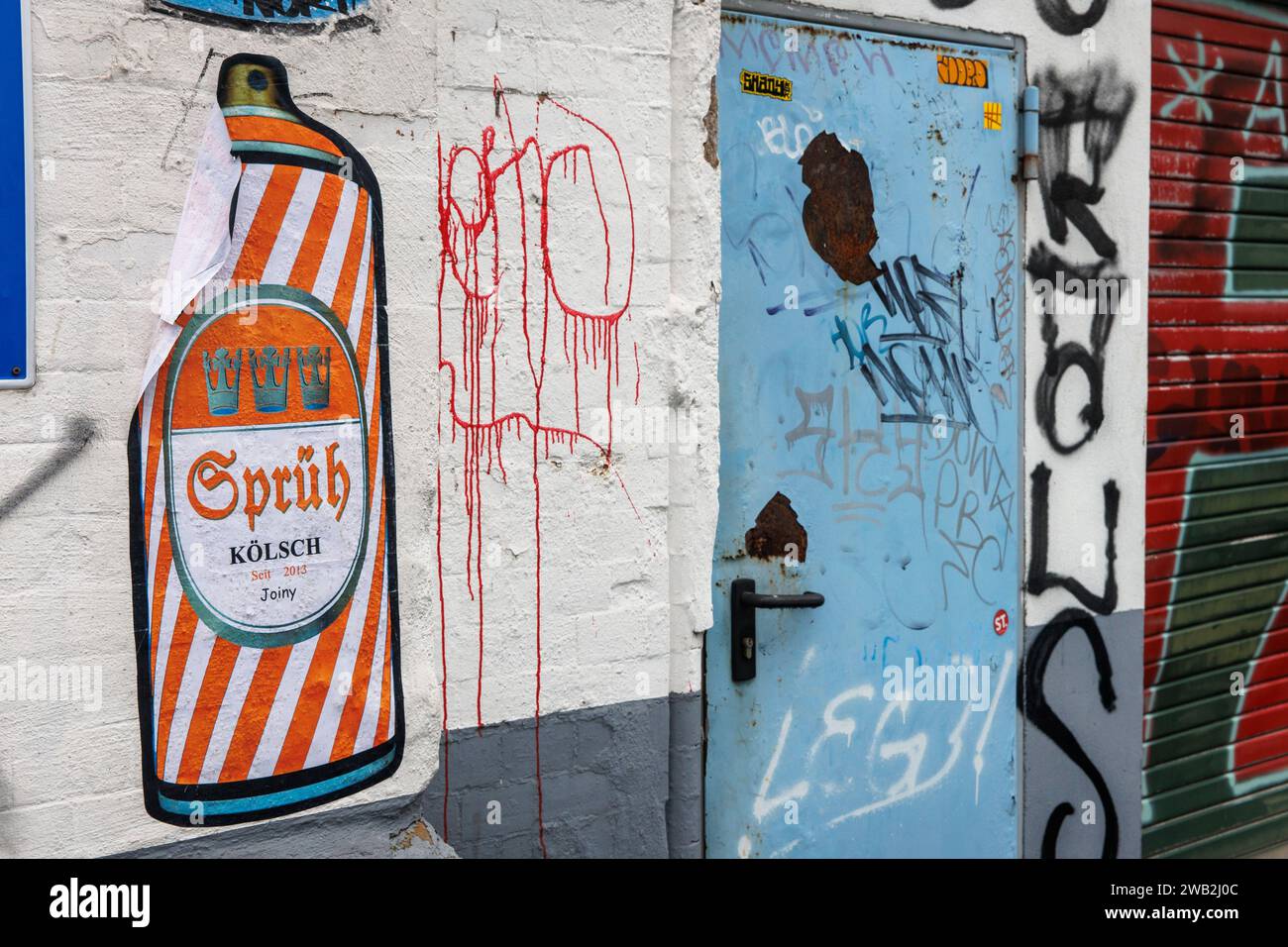 Sprueh Koelsch pasteup (Parodie der Biermarke Frueh Koelsch, Übersetzung: Spray Koelsch), Köln, Deutschland. Sprueh Koelsch (Parodie auf die Marke FRU Stockfoto