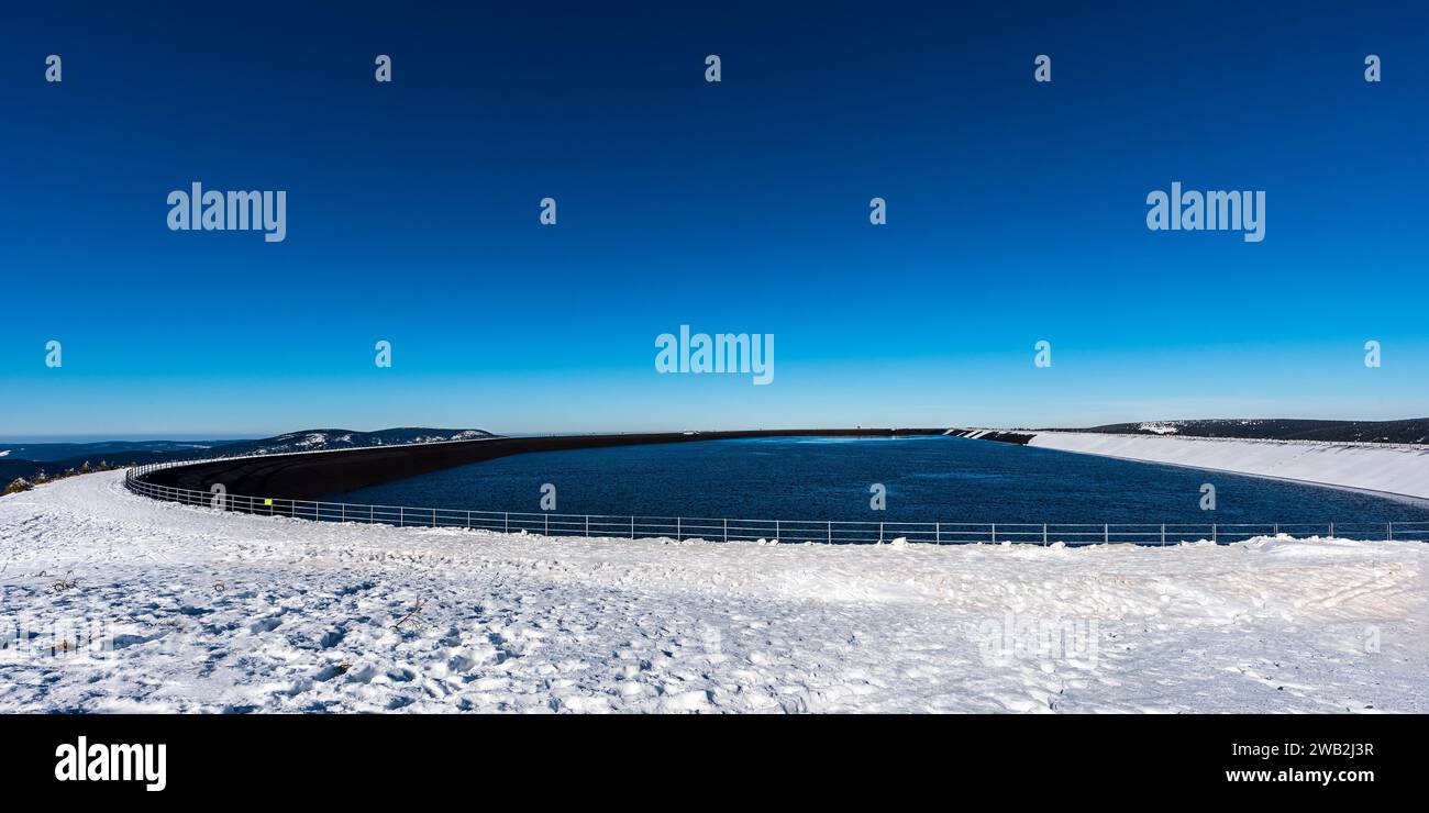 Wasserreservoir (Damm) auf dem Gipfel des Dlouhe strane im Winter Jeseniky Berge in Tschechien Stockfoto