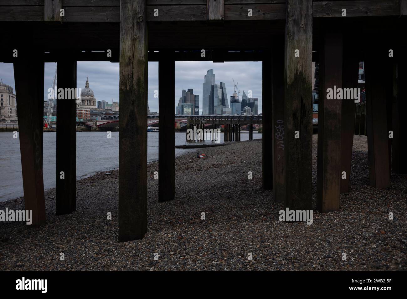 Blick auf die City of London, unter alten Holzstegen, Southbank, Zentrum von London, England, Großbritannien Stockfoto