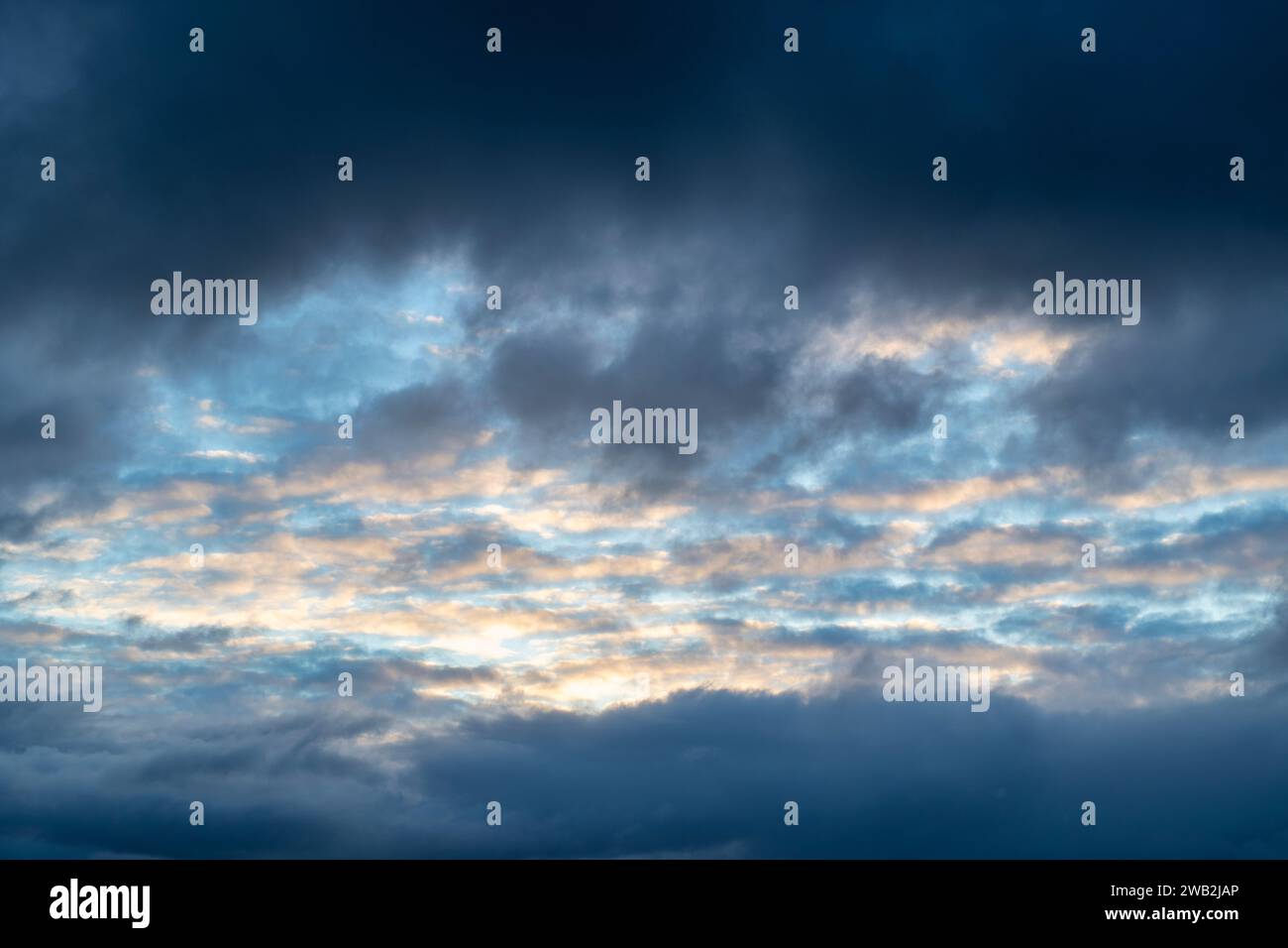Regenwolken und blauer Himmel über Findhorn. Findhorn, Morayshire, Schottland Stockfoto