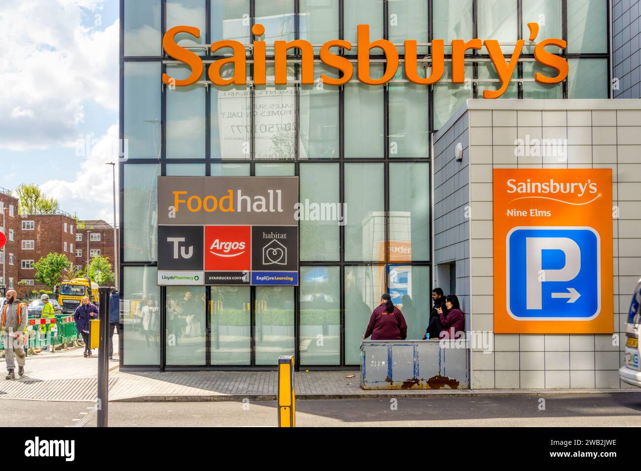 Beschilderung zum Sainsbury Nine Elms Superstore an der Wandsworth Road. Stockfoto