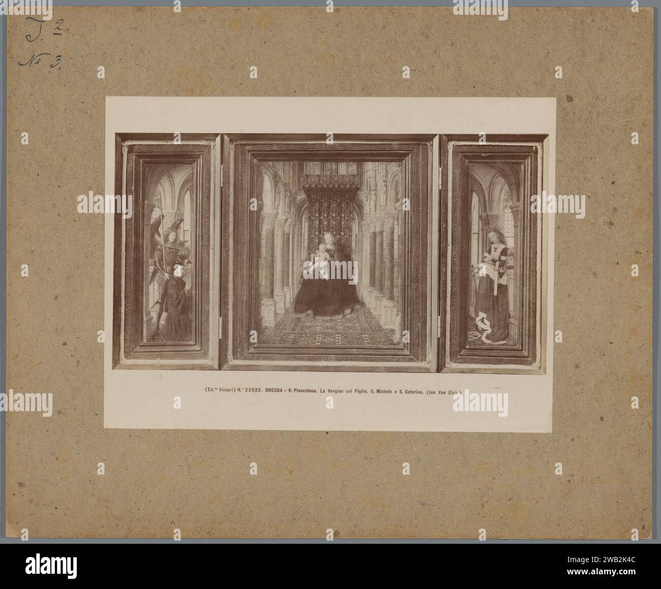 Fotoproduktion eines Gemäldes von Jan van Eyck, Maria mit Kind zwischen dem Erzengel Michaël und der Heiligen Katharina, um 1875 - um 1900 Fotografie Gemäldegalerie Alte Meisterefter Gemälde von: Europa Karton. Fotografischer Trägeralbumendruck Madonna: D.h. Maria mit dem Christkind. Der Erzengel Michael (oft in Rüstung mit Schwert oder Lanze). Die jungfräuliche Märtyrerin Katharina von Alexandria; mögliche Attribute: Buch, Krone, Kaiser Maxentius, Palmzweig, Ring, Schwert, Rad Gemäldegalerie Alte Meister Stockfoto