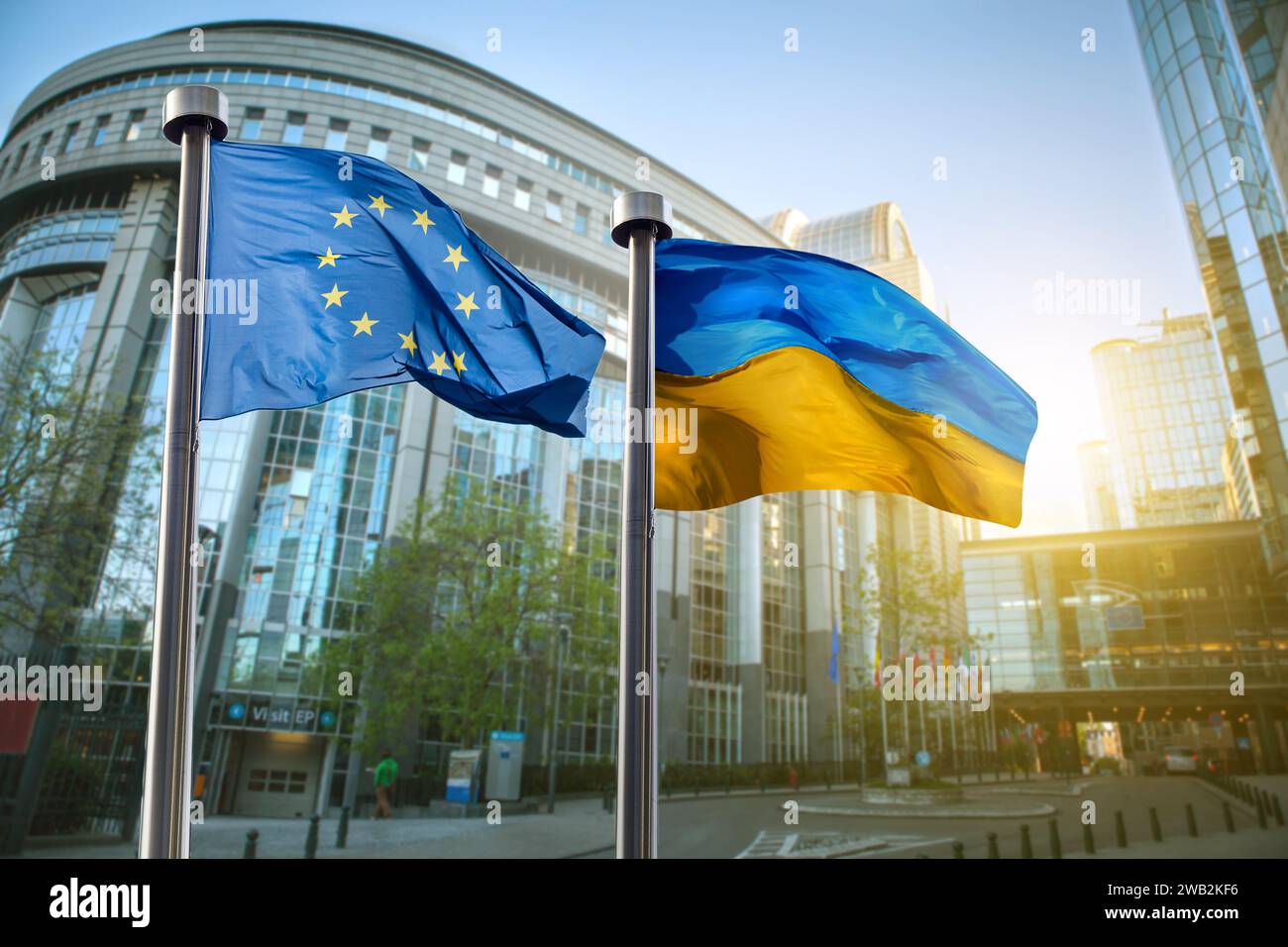 Flaggen der Ukraine und der Europäischen Union in Brüssel Stockfoto