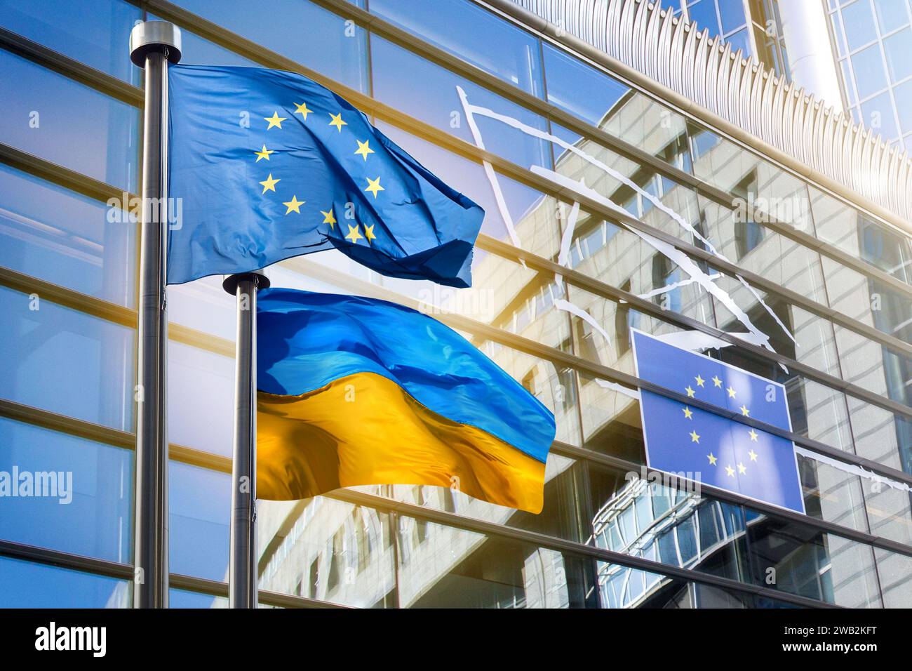 Flaggen der Europäischen Union und der Ukraine in Brüssel Stockfoto