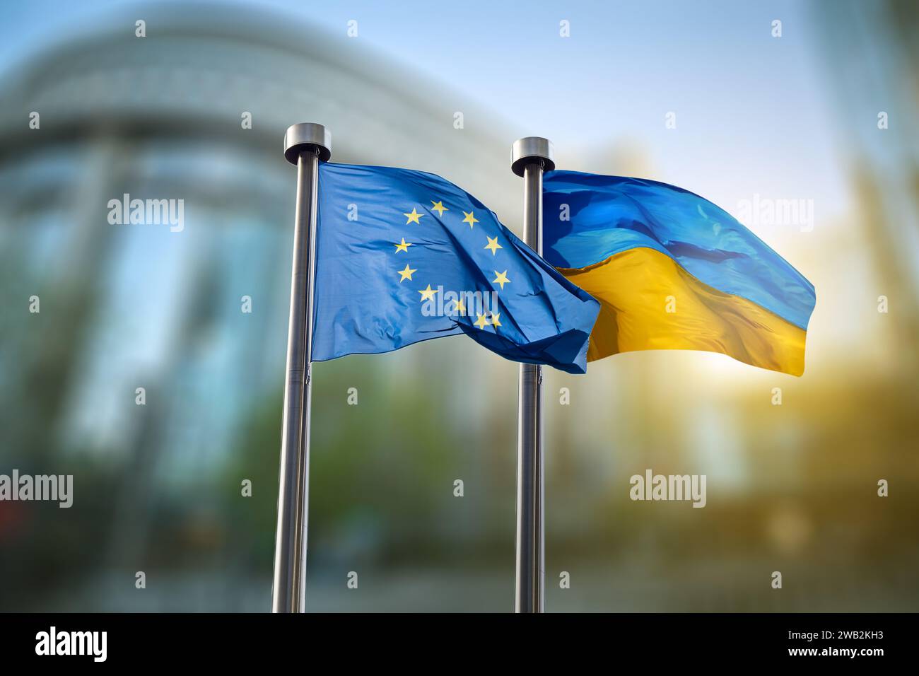 Flaggen der Ukraine und der Europäischen Union gegen das EU-parlament Stockfoto