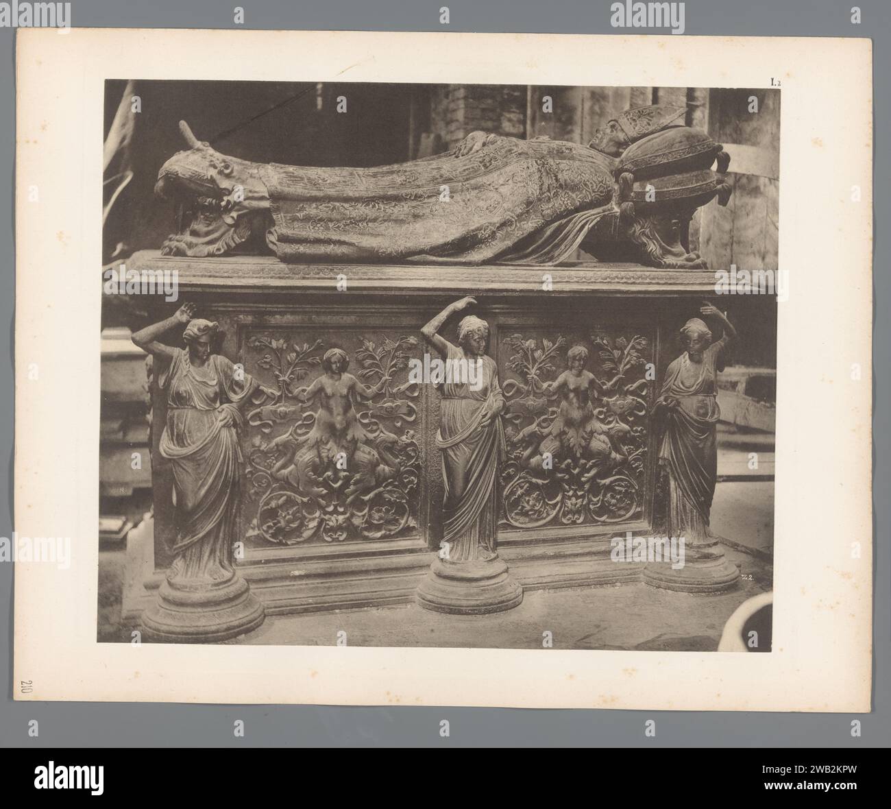 Grabmal eines Geistlichen in San Marco in Venedig, Carl Heinrich Jacobi, um 1880 - in oder vor 1885 fotomechanischer Druck dieser Druck ist Teil eines Covers mit 79 Drucken auf 53 Blatt und 2 Textzeitschriften. Basilika San Marco Papier Kollotypie Skulptur, Reproduktion einer Skulptur. Grab, Grab. Die theologische Basilika San Marco Stockfoto