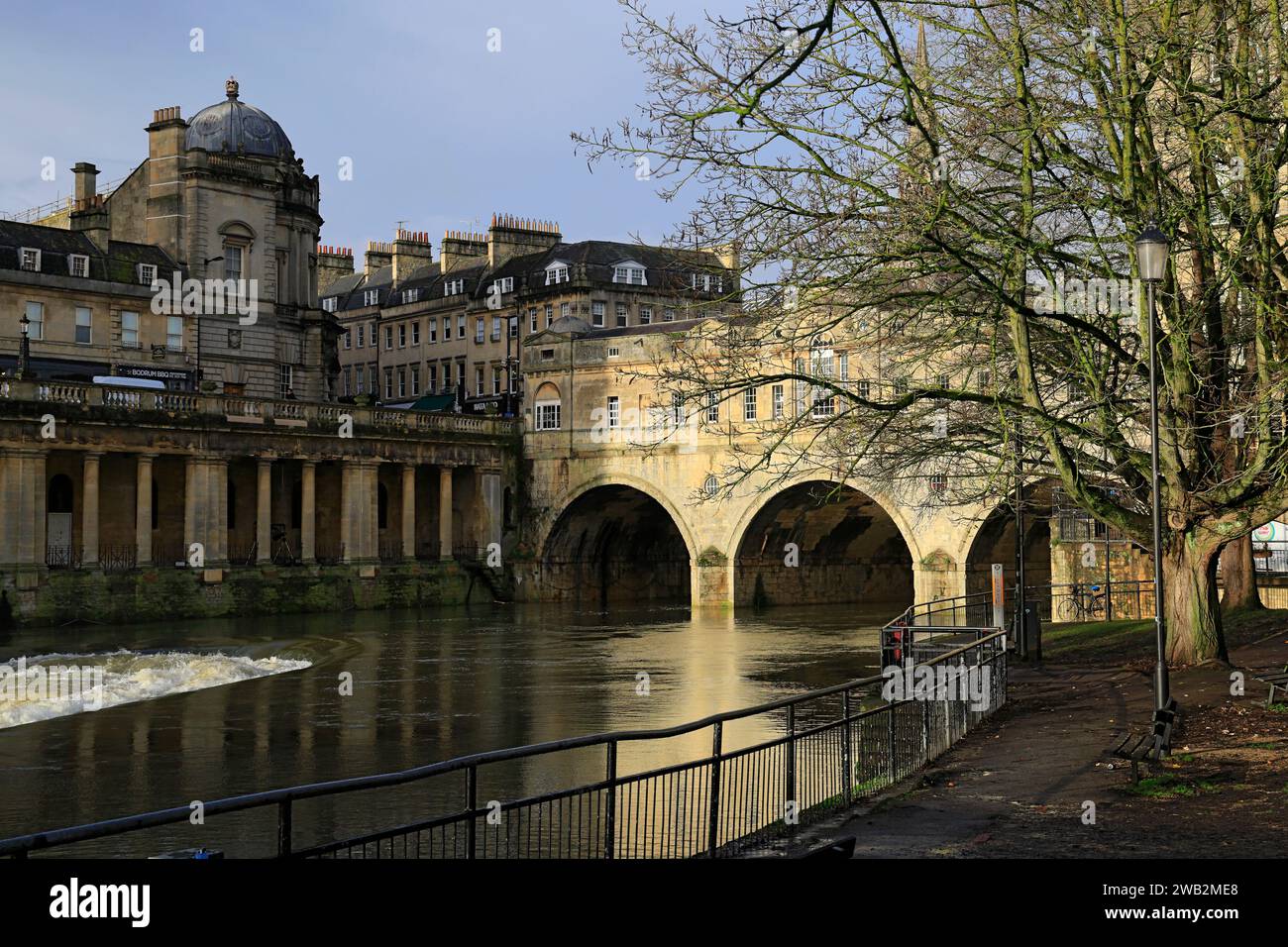 River Avon und Pulteney Bridge, Bath, Somerset, England, Vereinigtes Königreich. Stockfoto