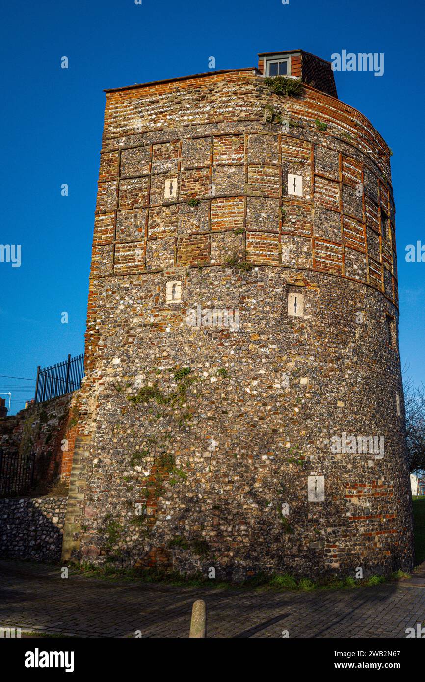 Great Yarmouth South East Tower. Teil der gut erhaltenen mittelalterlichen Stadtmauer des South East Tower, der im 14. Jahrhundert erbaut wurde, das obere Stockwerk im 16. Jahrhundert. Stockfoto