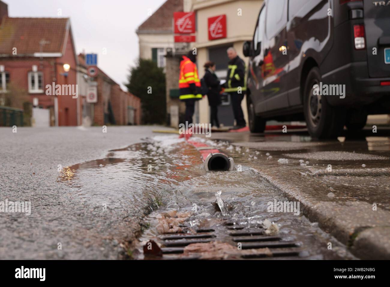 Blendecques, Frankreich. Januar 2024. © PHOTOPQR/LE PARISIEN/Ph Lavieille ; BLENDECQUES ; 07/01/2024 ; FIN des innondations et arrivée du froid à Blendecques dans le Département du Nord Pas de Calais oû les pompiers de l ' Essonne s'affairent à pomper les dernieres maisons à proximité de la rivière l'AA qui a sautée de Son lit. Dans le Centre ville les pompiers s'affairent ici dans les locaux de la Caisse d'Epargne où l'agence EST temporairement fermée. Überschwemmungen in Nordfrankreich, 7. januar 2024 *** Lokale Bildunterschrift *** SOCIETE/INNONDATIONS NORD PAS DE CALAIS Credit: MAXPPP/Alamy Live News Stockfoto