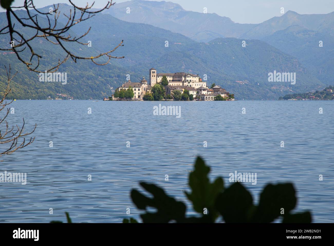 Vista Panoramica dell 'Isola di San Giulio sul Lago d' Orta in Piemont Stockfoto