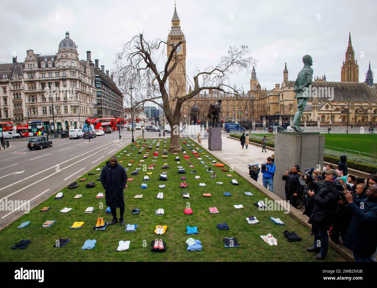 London, Großbritannien. Januar 2024. Idris Elba beginnt seine Kampagne gegen Messerkriminalität. Kleidungsstücke werden auf dem Parlamentsplatz aufgestellt, um die menschlichen Kosten für Messerkriminalität darzustellen. Quelle: Mark Thomas/Alamy Live News Stockfoto