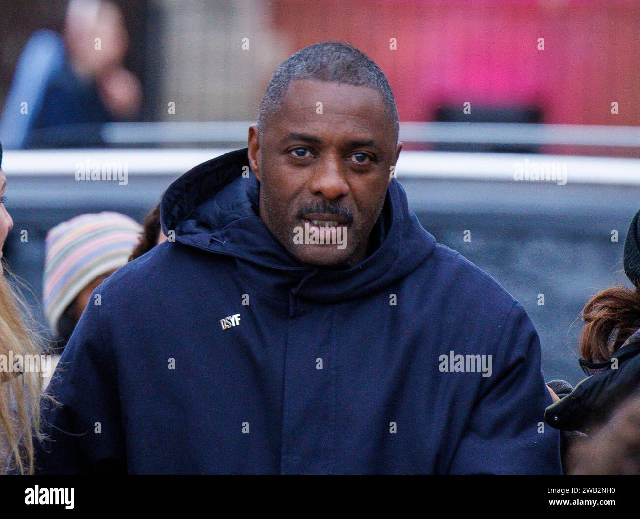 London, Großbritannien. Januar 2024. Idris Elba beginnt seine Kampagne gegen Messerkriminalität. Kleidungsstücke werden auf dem Parlamentsplatz aufgestellt, um die menschlichen Kosten für Messerkriminalität darzustellen. Quelle: Mark Thomas/Alamy Live News Stockfoto