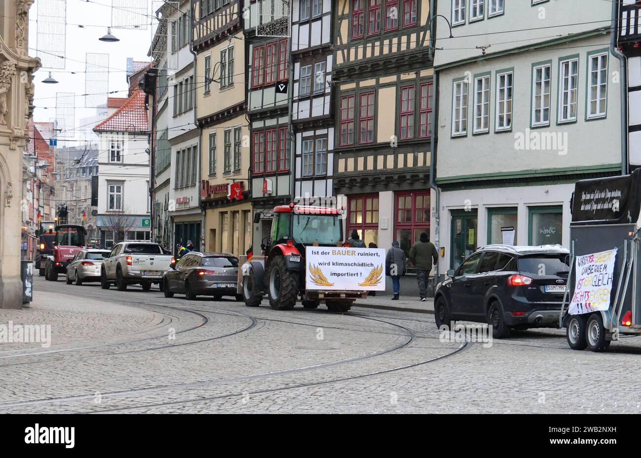 Bauern demonstrieren - Genug ist genug 08.01.2024, Erfurt, der Thueringer Bauernverband ruft zur Demonstration Genug ist genug Gegen Agrardieselkuerzung und Streichung des gruenen Kennzeichens im Bild: Traktoren rollen durch die Marktstraße *** Bauern demonstrieren genug 08 01 2024, Erfurt, der Thüringer Bauernverband fordert eine Demonstration genug gegen landwirtschaftliche Dieseleinschnitte und die Streichung des grünen Nummernschildes im Bild Traktoren Rollen durch die Marktstraße Stockfoto