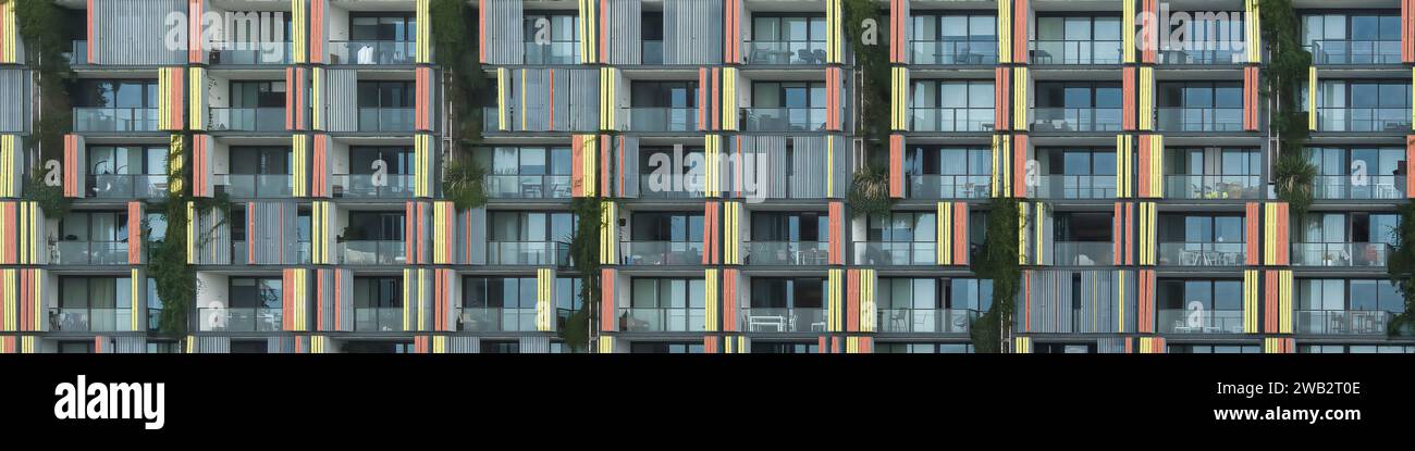 Ein farbenfrohes, geometrisches Apartmentgebäude am Wulugul Walk und Darling Harbor in Sydney, aus Stockfoto