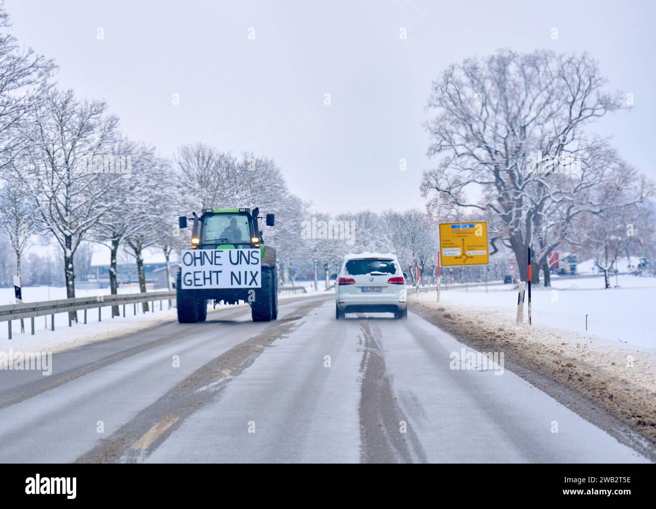 Landwirte demonstrieren für Dieselsubventionen und Steuerbefreiung für landwirtschaftliche Fahrzeuge in der Landwirtschaft in Marktoberdorf, Deutschland, 8. Januar 2024. © Peter Schatz / Alamy Live News Stockfoto