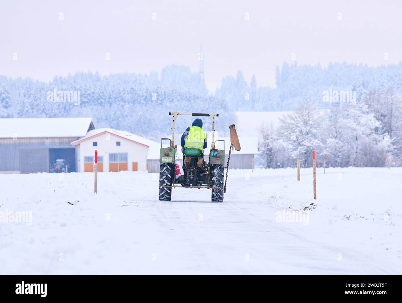 Landwirt fährt nach Hause, nachdem er am 8. Januar 2024 in Marktoberdorf, Deutschland, für Dieselsubventionen und Steuerbefreiungen für landwirtschaftliche Fahrzeuge demonstriert hat. © Peter Schatz / Alamy Live News Stockfoto