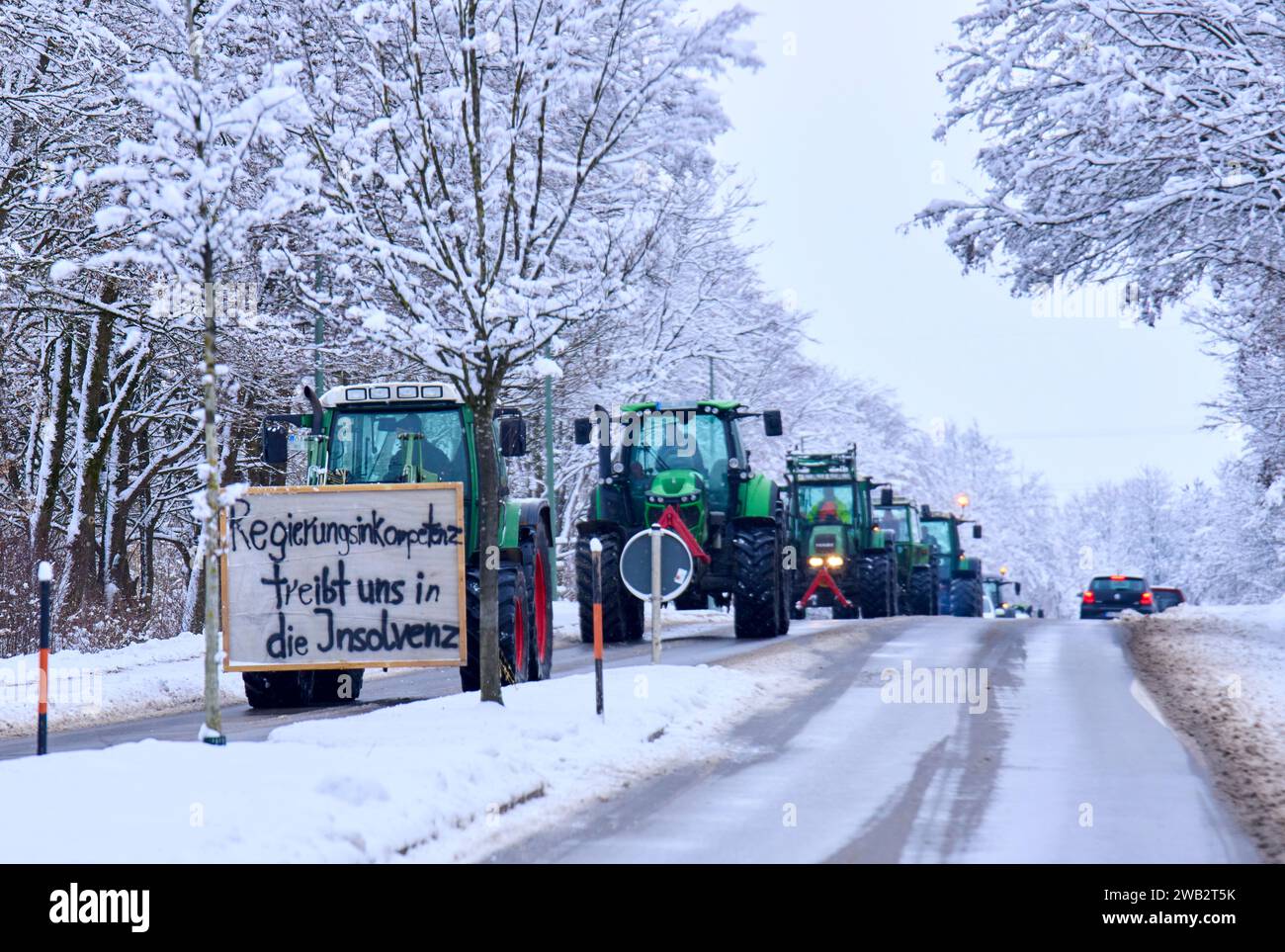 Landwirte demonstrieren für Dieselsubventionen und Steuerbefreiung für landwirtschaftliche Fahrzeuge in der Landwirtschaft in Marktoberdorf, Deutschland, 8. Januar 2024. © Peter Schatz / Alamy Live News Stockfoto