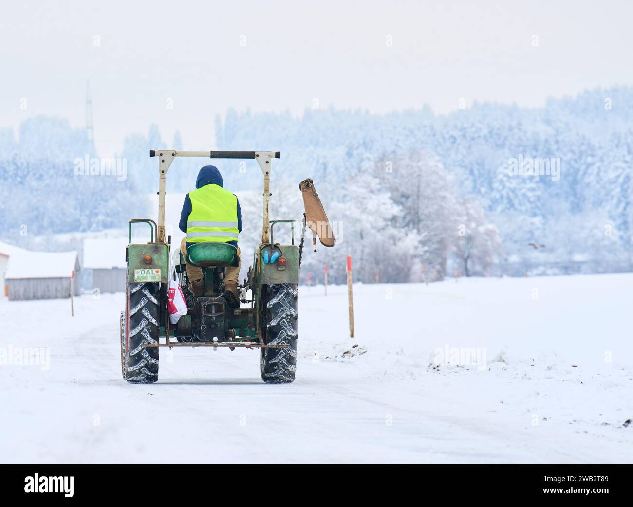 Landwirt fährt nach Hause, nachdem er am 8. Januar 2024 in Marktoberdorf, Deutschland, für Dieselsubventionen und Steuerbefreiungen für landwirtschaftliche Fahrzeuge demonstriert hat. © Peter Schatz / Alamy Live News Stockfoto