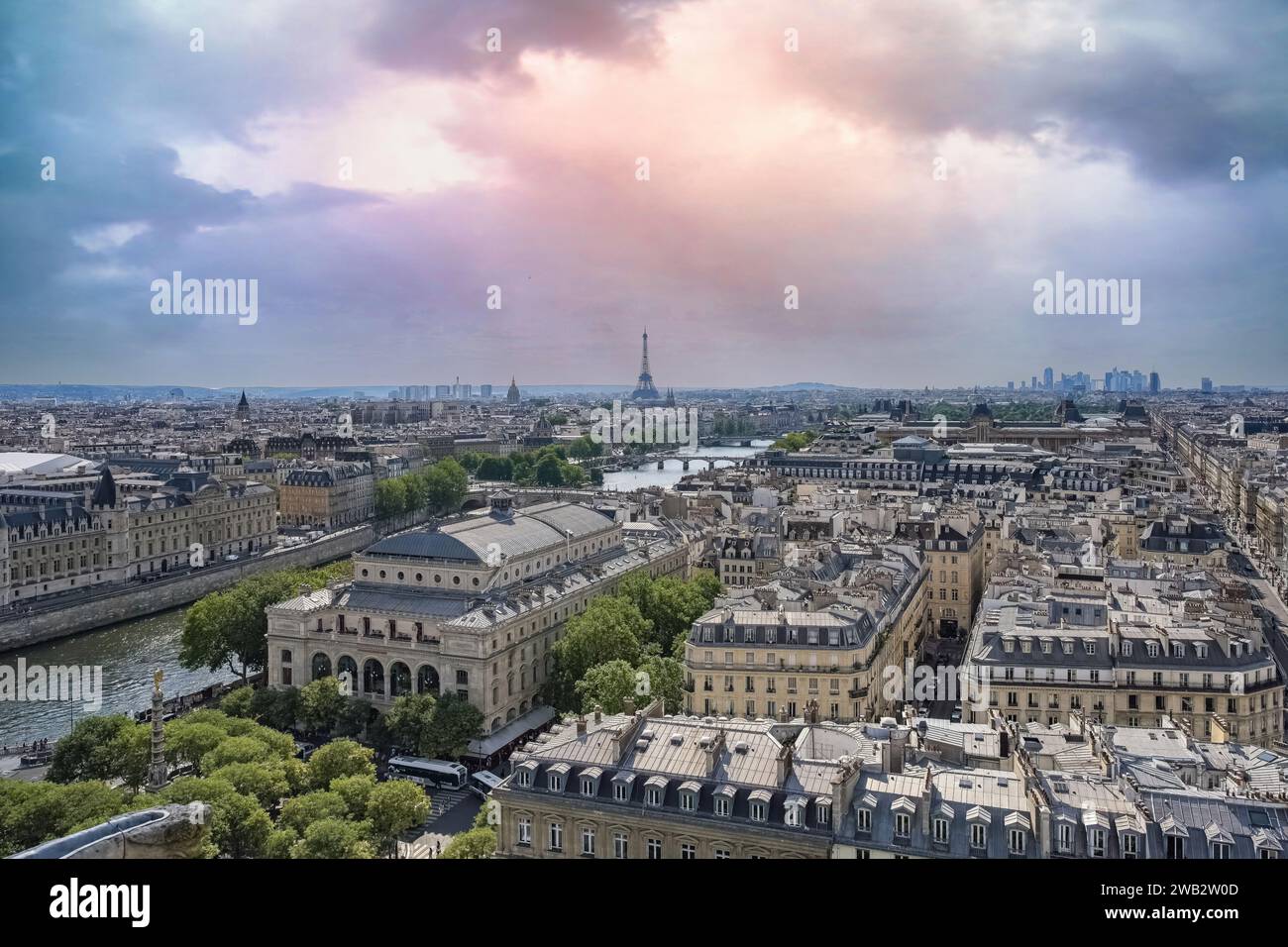 Paris, aus der Vogelperspektive auf den Eiffelturm, mit den Verteidigungstürmen im Hintergrund Stockfoto
