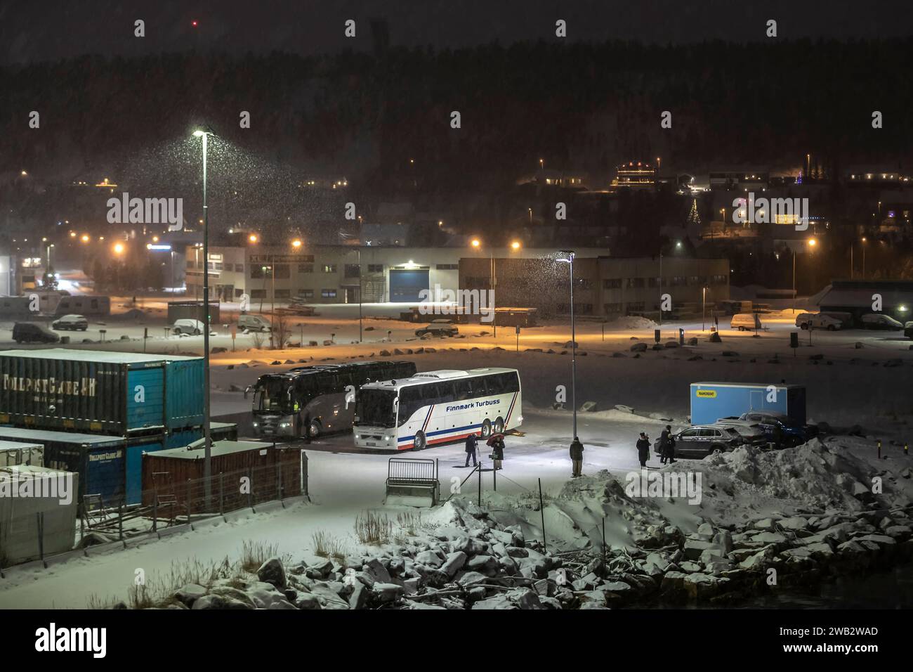 Busse parkten in der Nähe des Hafens, nachdem sie von Sightseeing Trips in Alta, Norwegen zurückkehrten. Stockfoto