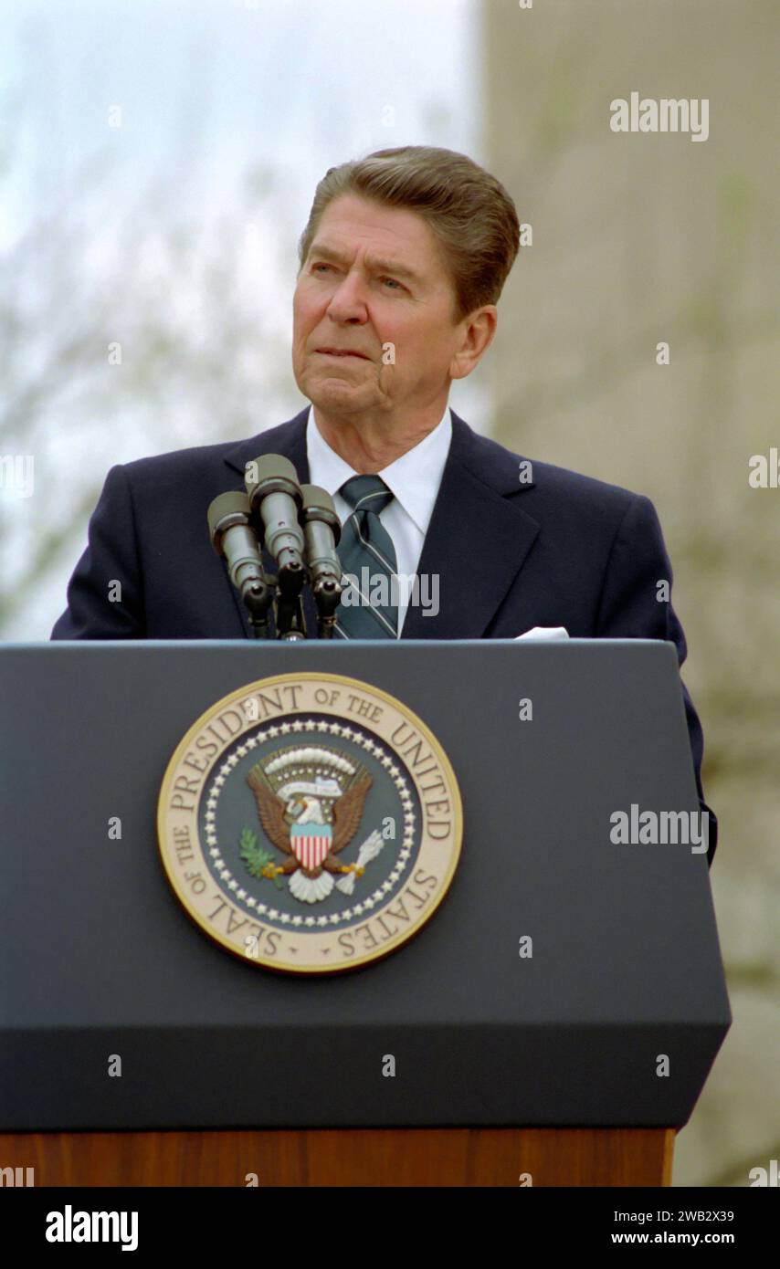 COLLEVILLE SUR MER, NORMANDIE, FRANKREICH - 06. Juni 1984 - US-Präsident Reagan spricht anlässlich der Zeremonie zum 40. Jahrestag der Landung am Omaha Beach C Stockfoto