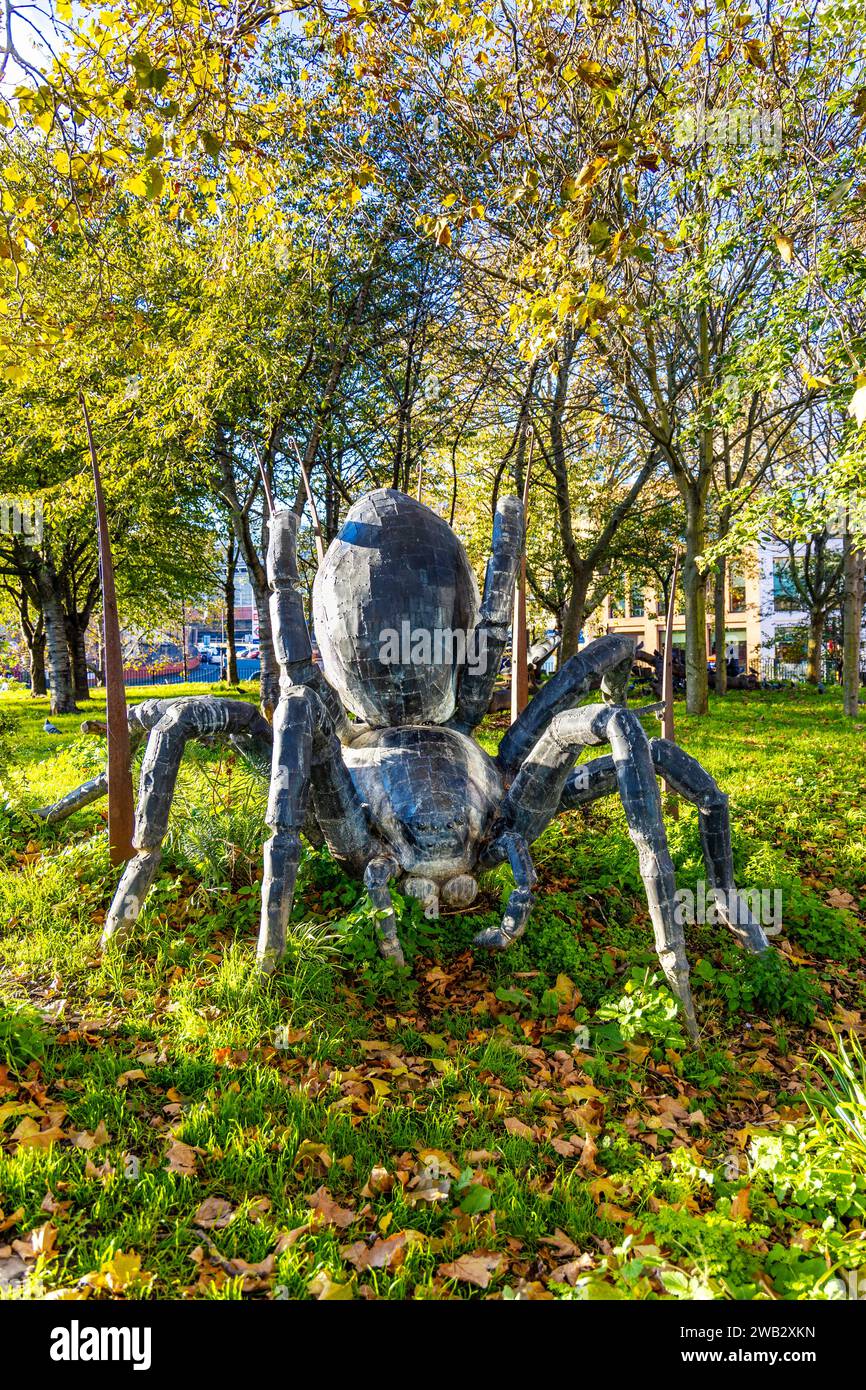 Riesige Spinnenskulptur in Waterloo Millennium Green, London, England Stockfoto