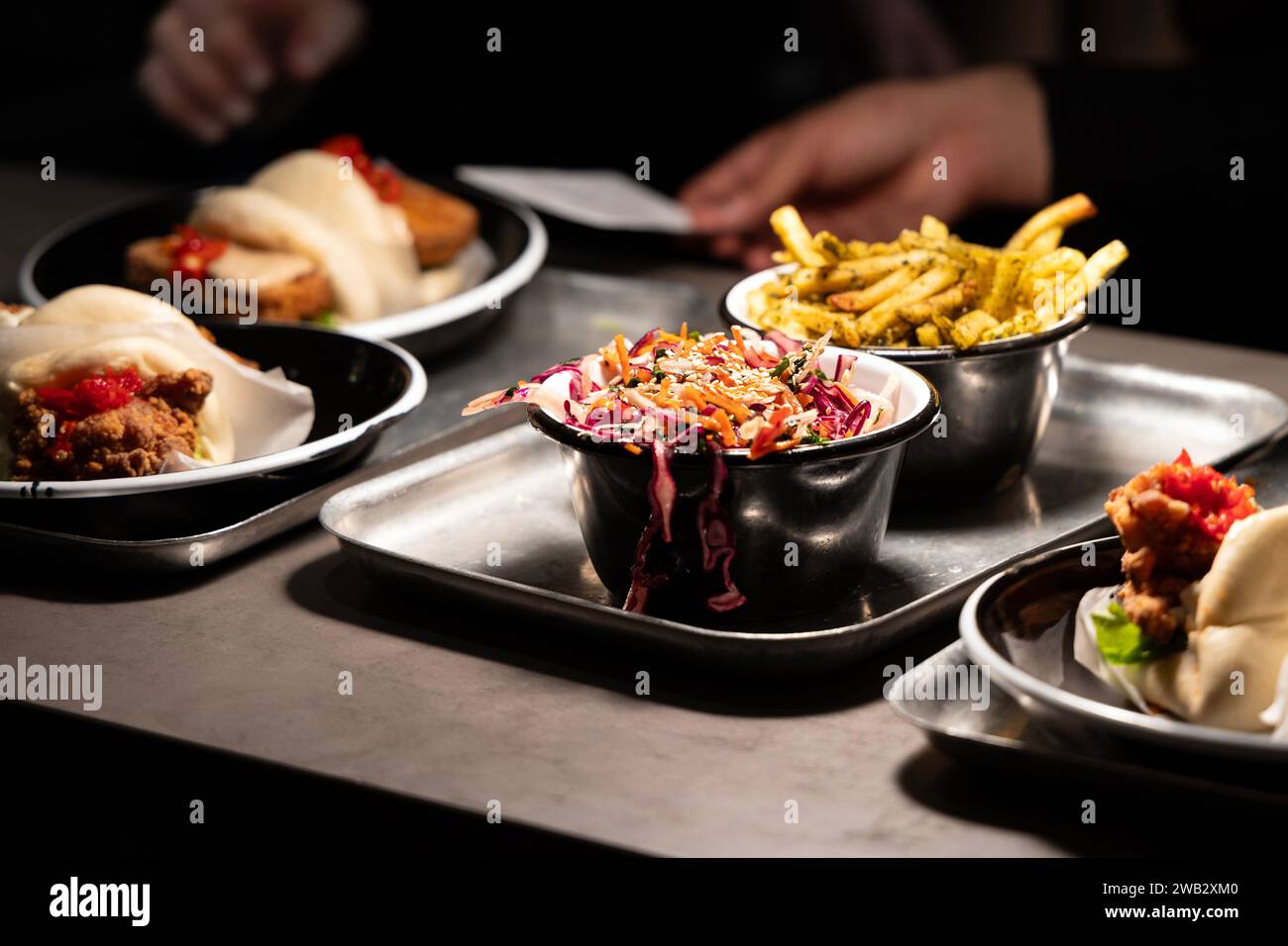 Rainbow' Slaw, friedn und bao Buns im Yum Bun im Seven Dials Market, Covent Garden, London, England Stockfoto
