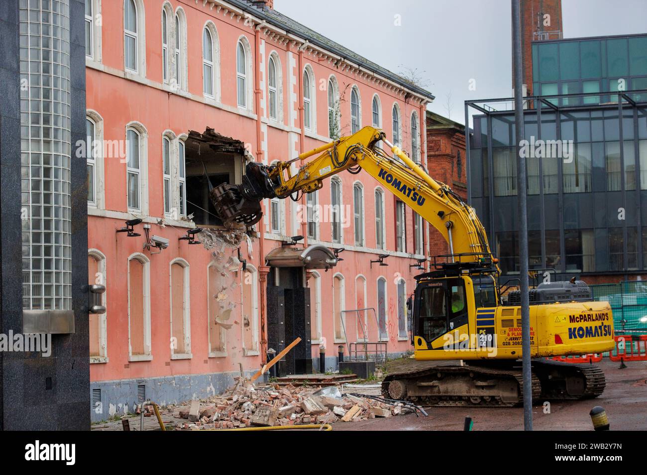 Der Abriss beginnt am Havelock House, dem ehemaligen Hauptquartier der UTV in Belfast, trotz der Bitte von Kulturdenkmälern um eine Verzögerung. Bilddatum: Montag, 8. Januar 2024. Stockfoto