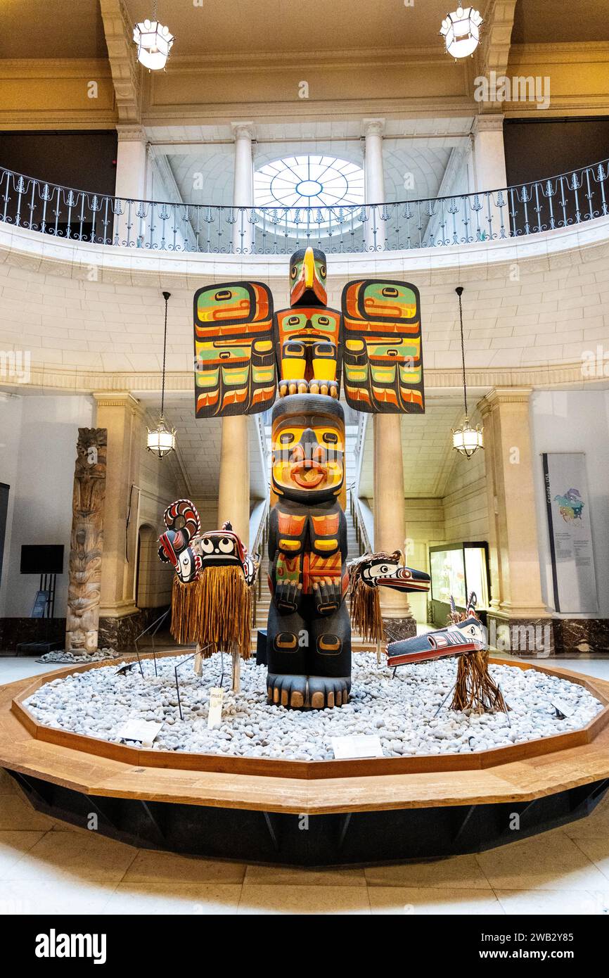 Totempfahl der Ureinwohner im Royal Museum of Art and History, Brüssel, Belgien Stockfoto