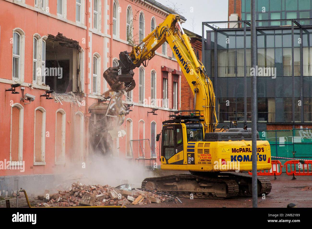 Der Abriss beginnt am Havelock House, dem ehemaligen Hauptquartier der UTV in Belfast, trotz der Bitte von Kulturdenkmälern um eine Verzögerung. Bilddatum: Montag, 8. Januar 2024. Stockfoto