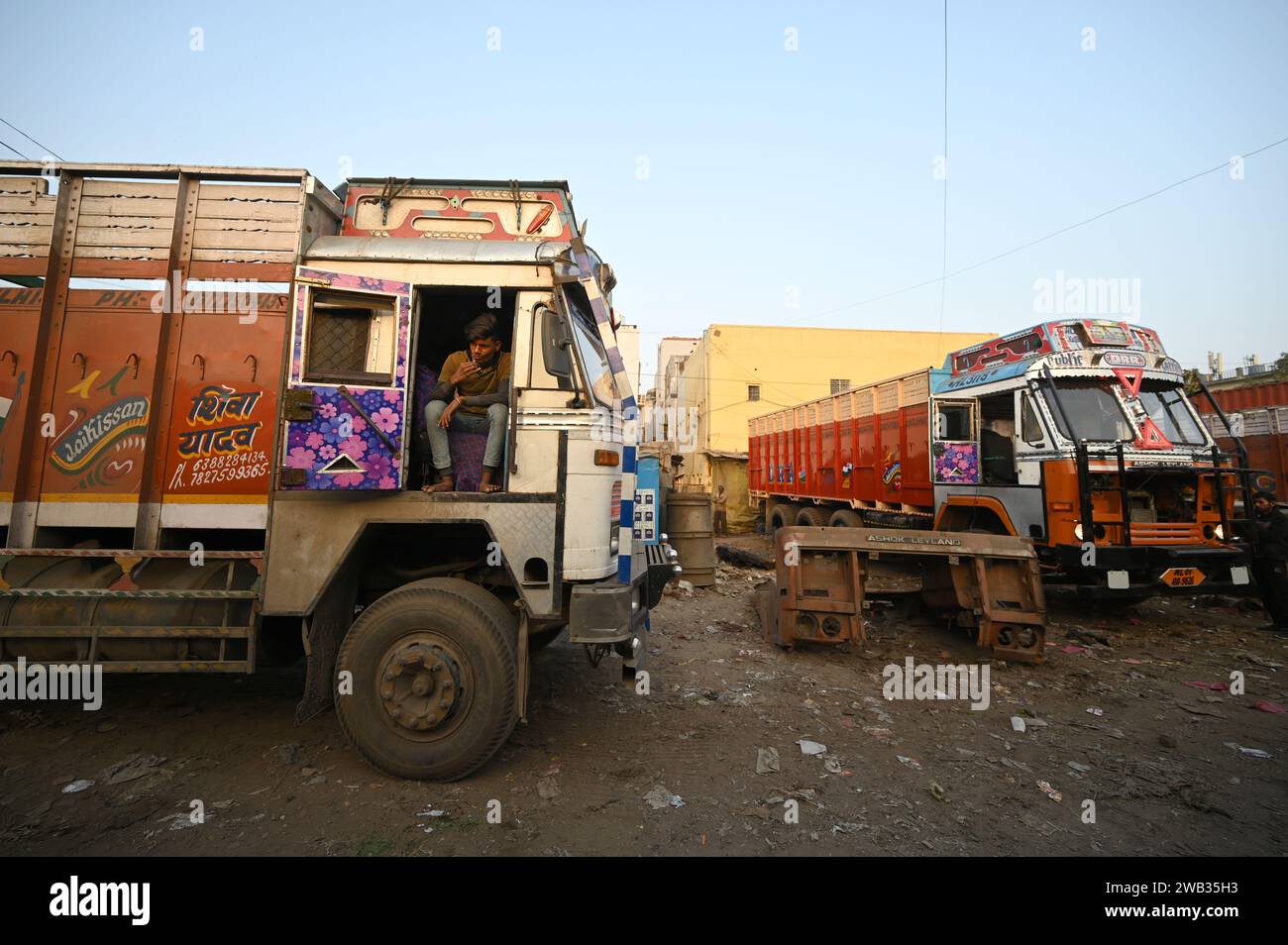 NEW DELHI, INDIEN - 2. JANUAR: Lkw, die im Azadpur Mandi geparkt wurden, als sie gegen neue Bestimmungen protestieren, wurden am 2. Januar 2024 in New Delhi, Indien, getroffen. Nutzfahrzeugfahrer haben am Montag massive Proteste in mehreren bundesstaaten des Landes gegen das neue Hit-and-Run-Gesetz veranstaltet, das die Haftstrafe für Verkehrsunfälle erhöht. Laut Gesetz könnten Fahrer der Fahrzeuge für bis zu 10 Jahre inhaftiert werden, weil sie die Unfallstelle verlassen und nicht gemeldet haben. Nach dem früheren Gesetz konnten Fahrer nur für zwei Jahre im Rahmen des IPC-Abschnitts 304A des IPC inhaftiert werden. (Foto: Sanchit Khanna/Hind Stockfoto