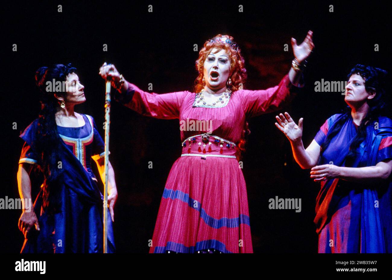 Zentrum: Helga Dernesch (Klytemnestra) in ELEKTRA an der Royal Opera, Covent Garden, London WC2 27/06/1988 Musik: Richard Strauss Libretto: Hugo von Hofmannsthal nach Sophokles Dirigent: Gerd Albrecht Designer: Isabel Lambert Regie: Rudolf Hartmann Stockfoto