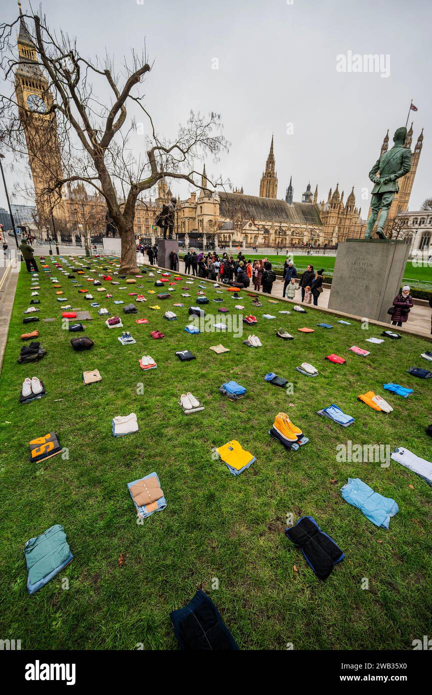 London, Großbritannien. Januar 2024. Der Parliament Square ist voller gefalteter Outfits, die Menschen darstellen, die 2023 im Rahmen der Kampagne „Don't Stop Your Future“ von Idris Elba auf dem Parliament Square verloren gegangen sind. Er schloss sich den Familien und Aktivisten der Opfer an, um die Kampagne zu starten, die darauf abzielt, mehr Maßnahmen zur Vorbeugung von Messerkriminalität zu fordern. Die Gruppe fordert die Regierung auf, die Umsetzung eines Verbots von Zombiemessern und Macheten voranzutreiben, eine neue parteiübergreifende Koalition zur Beendigung der Messerkriminalität zu gründen und die Finanzierung der Jugenddienste zu verbessern. Guy Bell/Alamy Live News Stockfoto