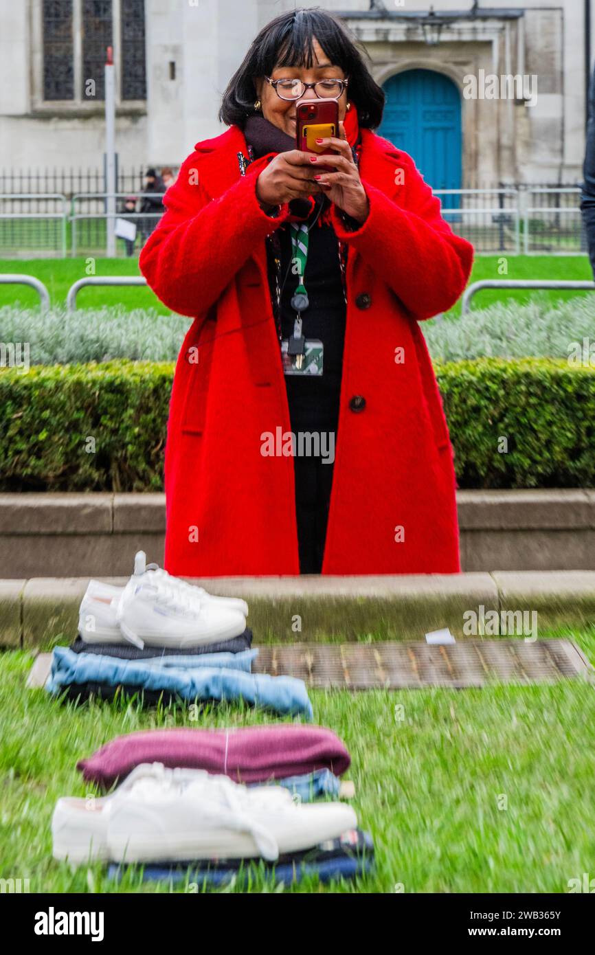 London, Großbritannien. Januar 2024. Dianne Abbott zollt ihren Respekt: Der Parliament Square ist voller gefalteter Outfits, die 2023 im Rahmen der Kampagne „Don't Stop Your Future“ von Idris Elba auf dem Parliament Square verloren gingen. Er schloss sich den Familien und Aktivisten der Opfer an, um die Kampagne zu starten, die darauf abzielt, mehr Maßnahmen zur Vorbeugung von Messerkriminalität zu fordern. Guy Bell/Alamy Live News Stockfoto