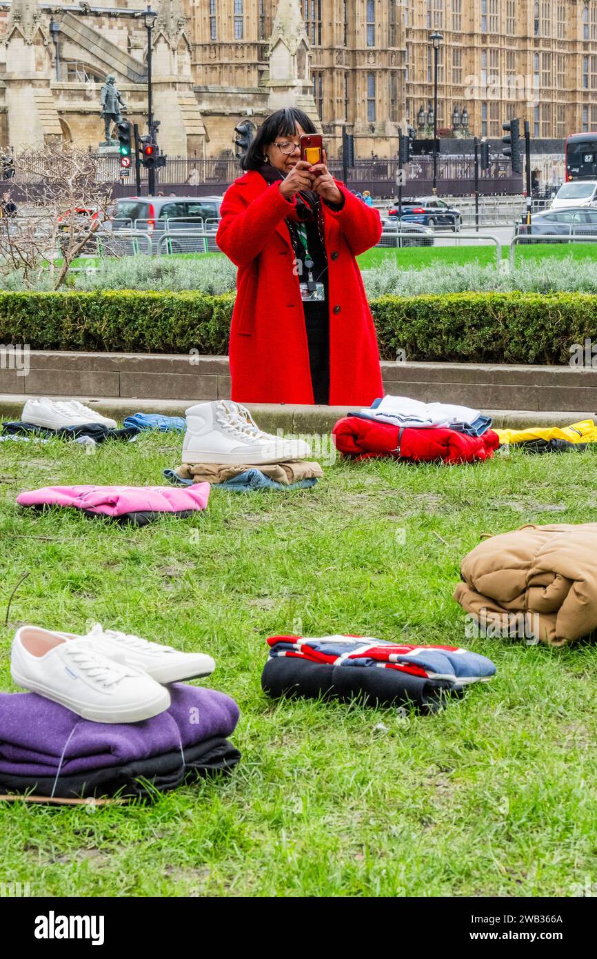 London, Großbritannien. Januar 2024. Dianne Abbott zollt ihren Respekt: Der Parliament Square ist voller gefalteter Outfits, die 2023 im Rahmen der Kampagne „Don't Stop Your Future“ von Idris Elba auf dem Parliament Square verloren gingen. Er schloss sich den Familien und Aktivisten der Opfer an, um die Kampagne zu starten, die darauf abzielt, mehr Maßnahmen zur Vorbeugung von Messerkriminalität zu fordern. Guy Bell/Alamy Live News Stockfoto