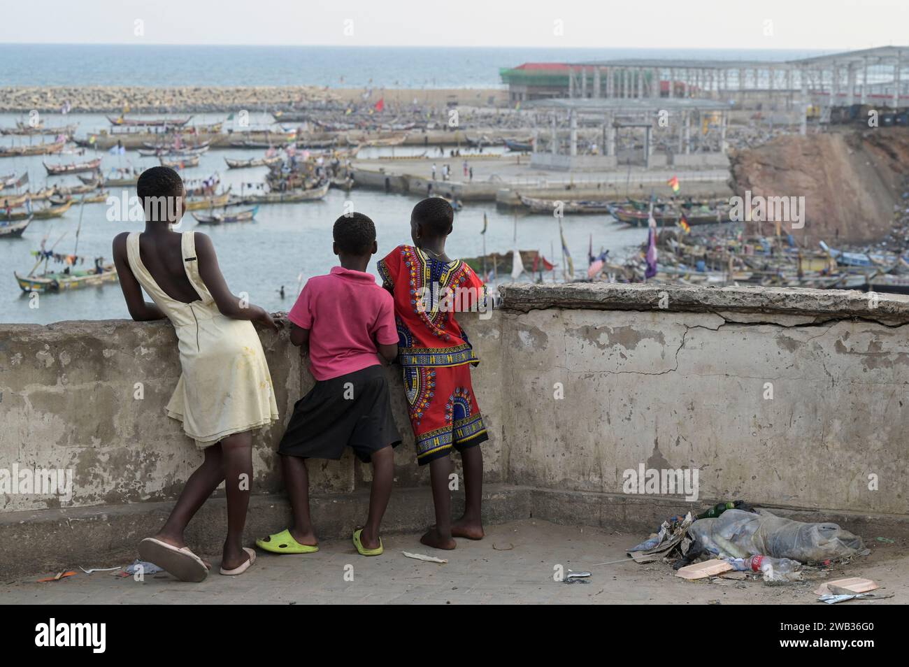 GHANA, Accra, Jamestown, alter Fischereihafen und hinter dem Bau eines neuen Fischereihafens durch die chinesische Gesellschaft CRCC China Railway Construction Corporation Limited und China Aid / GHANA, Accra, Alter Fischereihafen und hinten Bau eines neuen Fischerei Hafen mit Piers, Fischverarbeitungs- und Kühlhallen durch chinesische Baufirma CRCC und China Aid in Jamestown Stockfoto