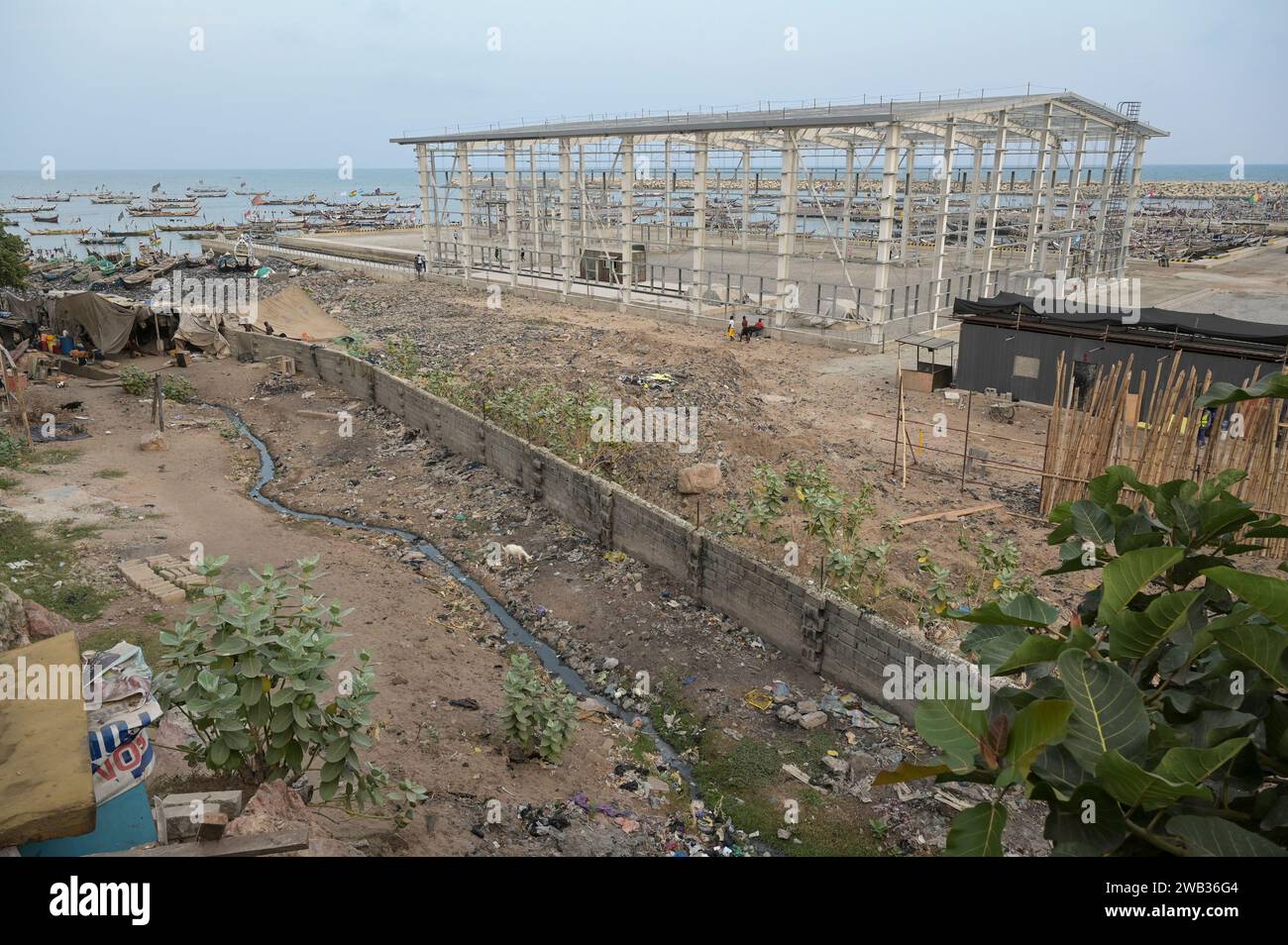 GHANA, Accra, Jamestown, Bau eines neuen Fischereihafens durch die chinesische Firma CRCC China Railway Construction Corporation Limited und China Aid / GHANA, Accra, Bau eines neuen Fischerei Hafens durch chinesische Baufirma CRCC und China Aid in Jamestown Stockfoto