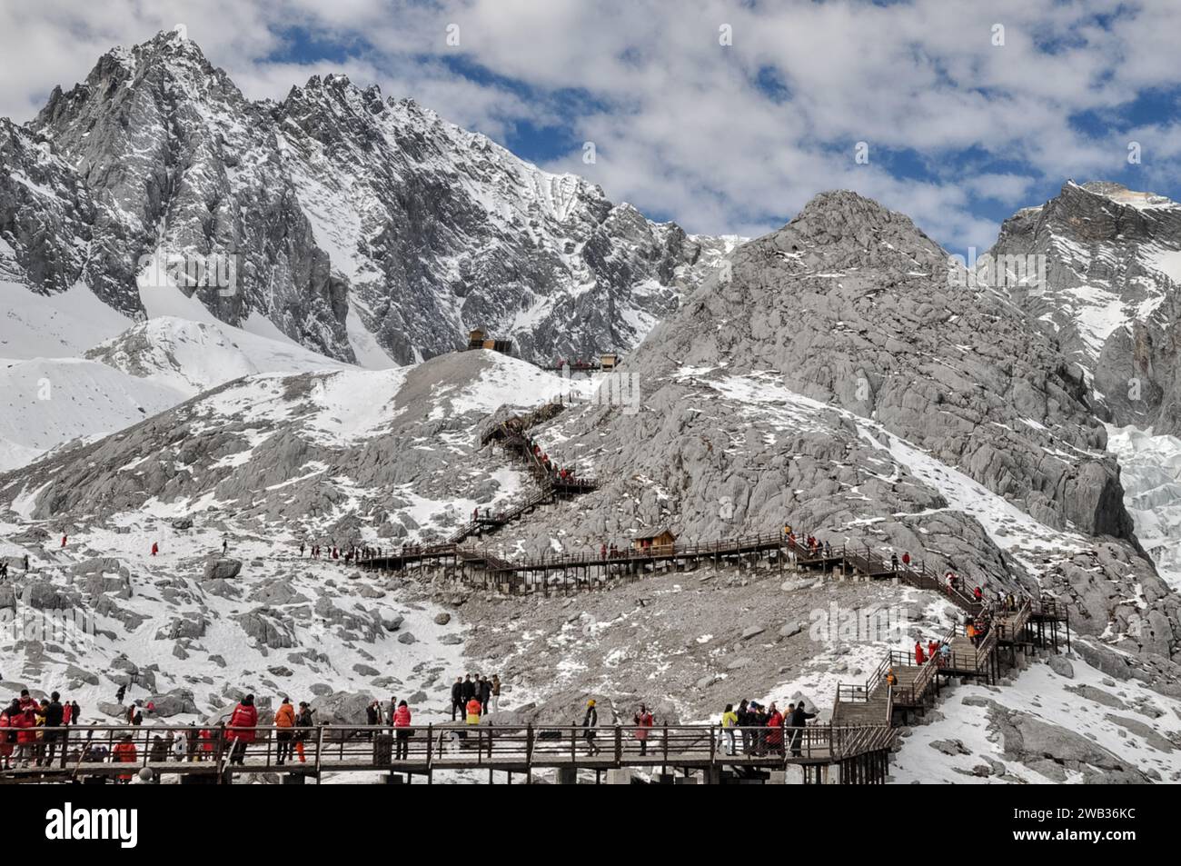 Der Gipfel des Jade Dragon Snow Mountain (auch bekannt als Yulong Snow Mountain) an einem sonnigen Tag im Winter. Autonomes Landkreis Yulong Naxi, Lijiang, Yunnan, China. Stockfoto