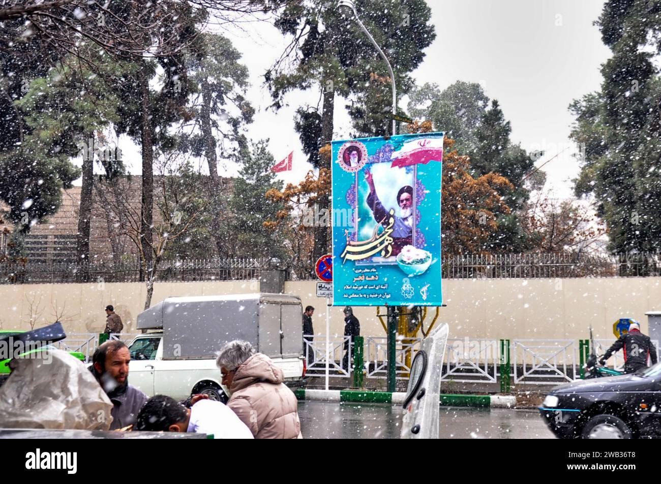 Banner von Imam Khomeini in einer Straße in der Nähe des Imam Khomeini Platzes im schneebedeckten Teheran, Iran. Stockfoto