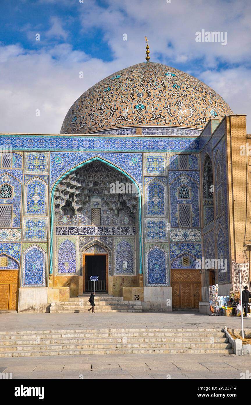 Nahaufnahme (Detail) der Fassade und Kuppel der Scheich-Lotfollah-Moschee auf dem Naqsh-e-Jahan-Platz, Isfahan, Iran Stockfoto