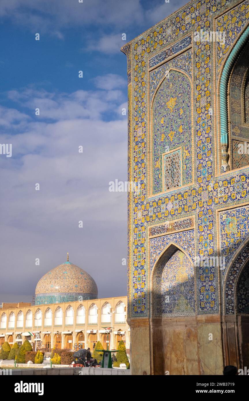 Komplizierte geflieste Fassade der Shah Moque und die prächtige Kuppel der Sheikh Lotfollah Moque. Naqsh-e Jahan-Platz, Isfahan, Iran. Stockfoto
