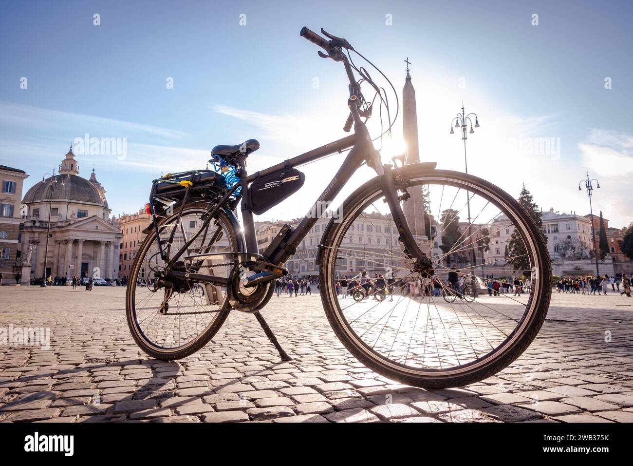 Fahrräder in Rom. Stadtfahrrad-Lifestyle. Ein Elektrofahrrad parkt auf der Piazza del Popolo. Rom, Italien Stockfoto